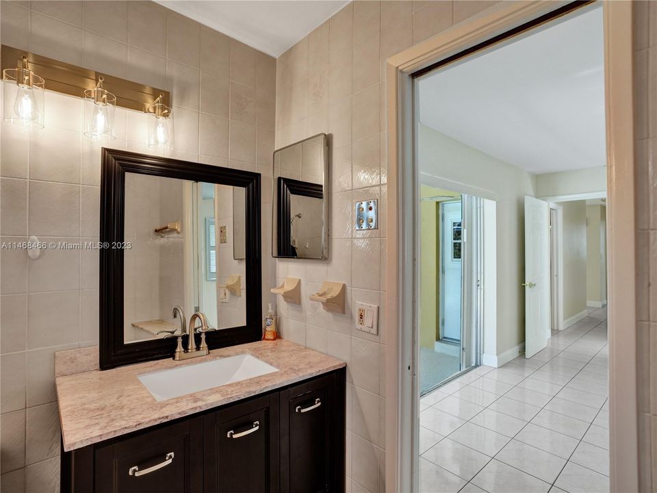 Recently Sold: $999,999 (3 beds, 2 baths, 1656 Square Feet)