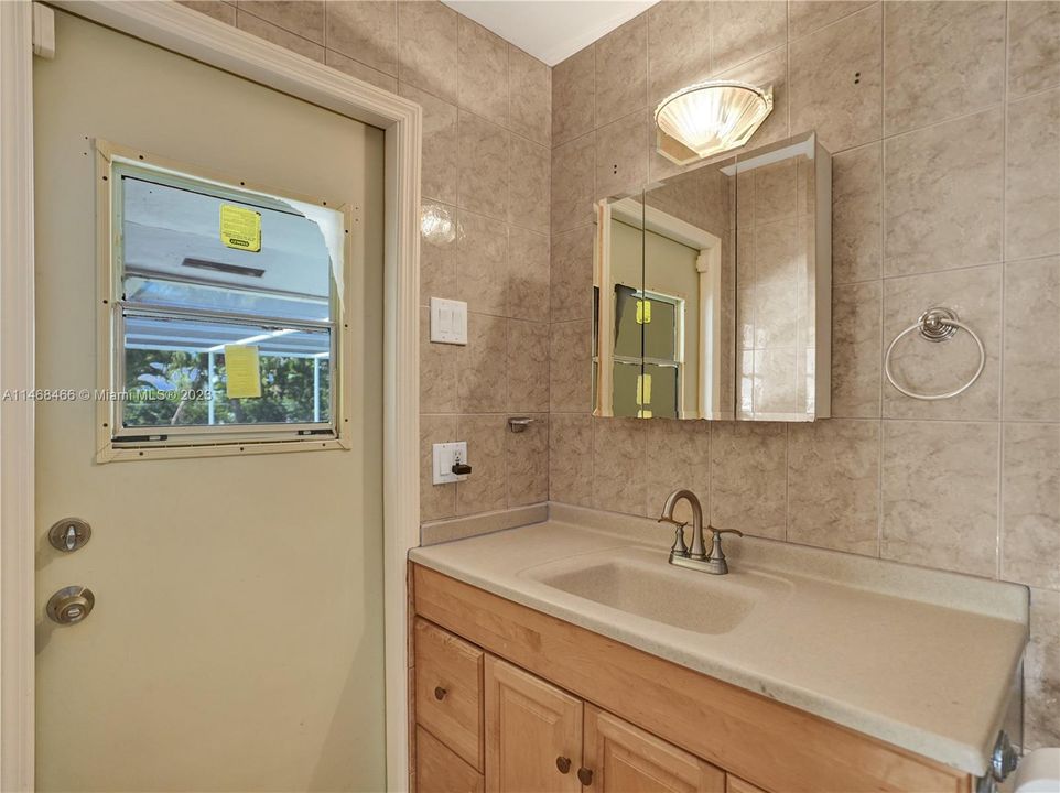 Recently Sold: $999,999 (3 beds, 2 baths, 1656 Square Feet)