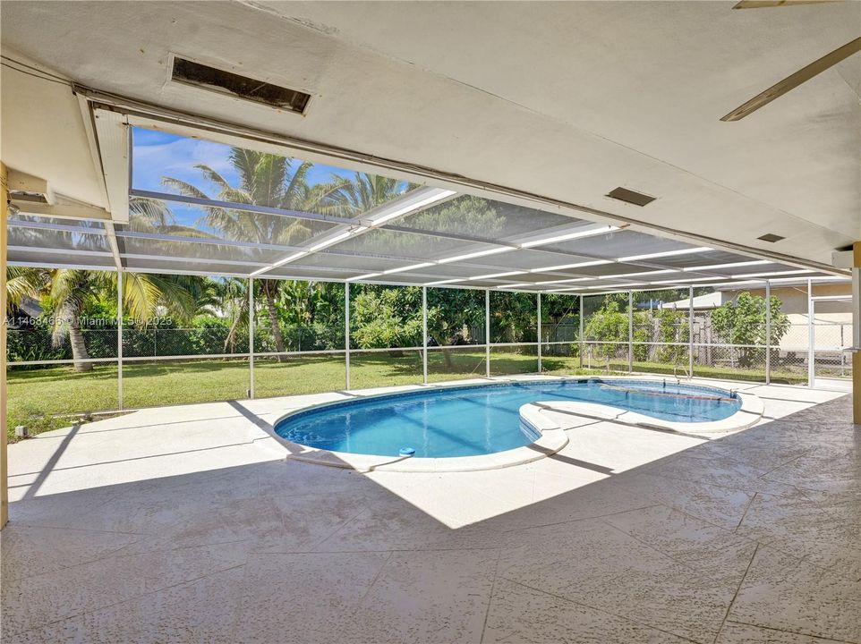 Recently Sold: $999,999 (3 beds, 2 baths, 1656 Square Feet)