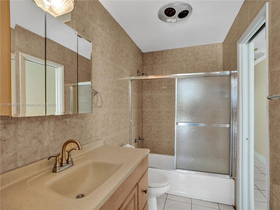 Recently Sold: $999,999 (3 beds, 2 baths, 1656 Square Feet)