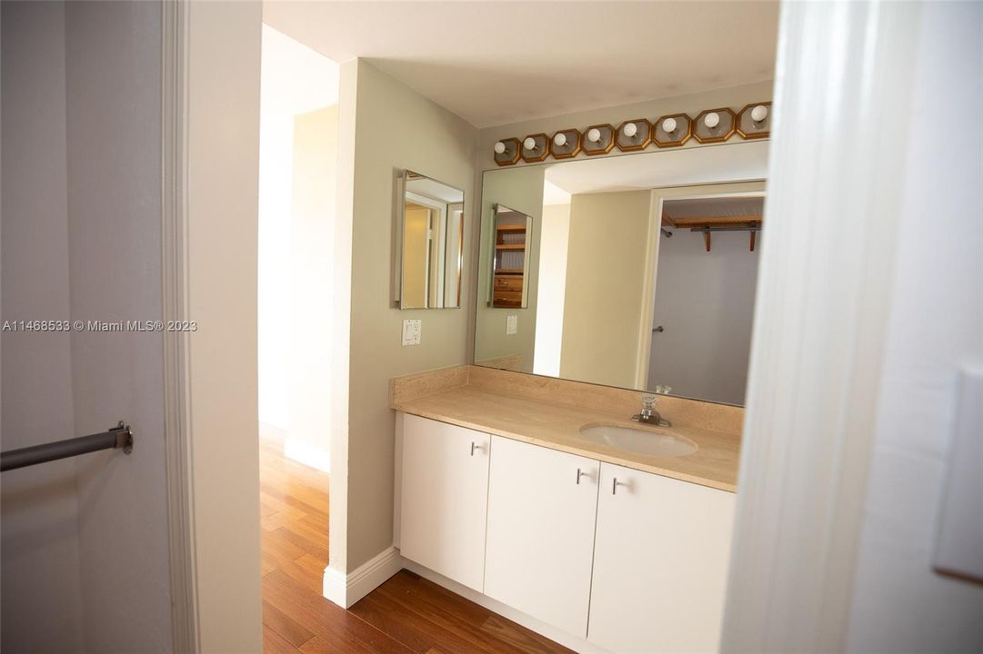 Недавно арендовано: $3,400 (2 спален, 2 ванн, 1218 Квадратных фут)