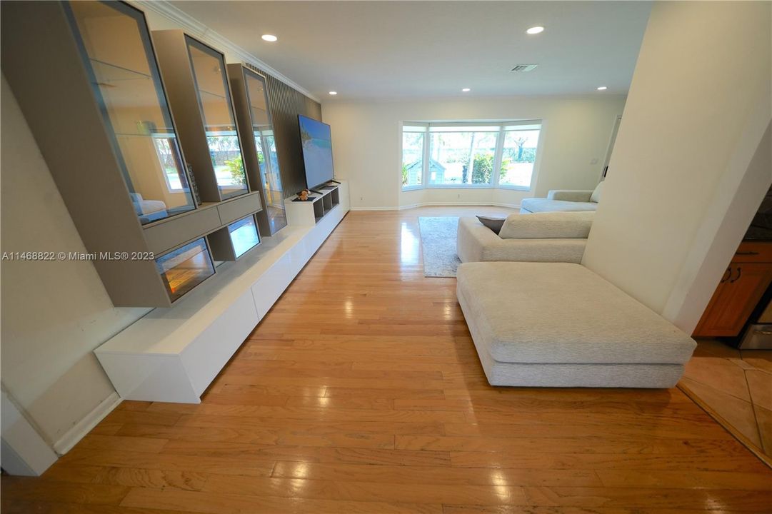 Recently Rented: $6,999 (3 beds, 3 baths, 2294 Square Feet)