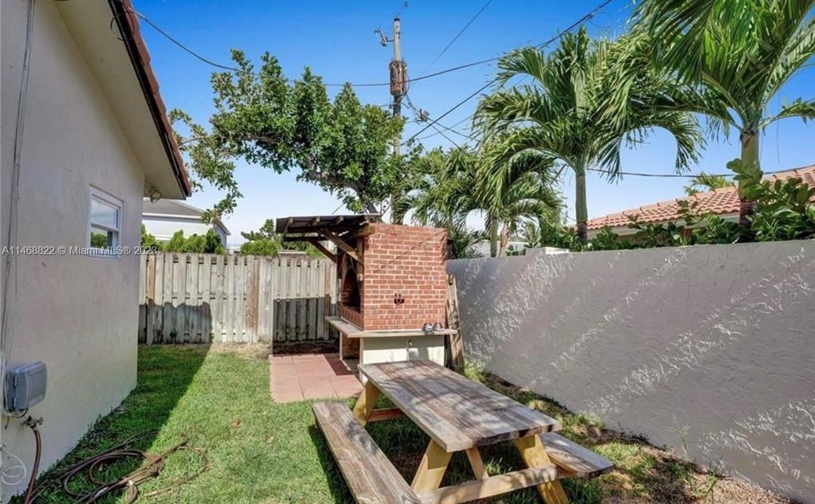 Recently Rented: $6,999 (3 beds, 3 baths, 2294 Square Feet)