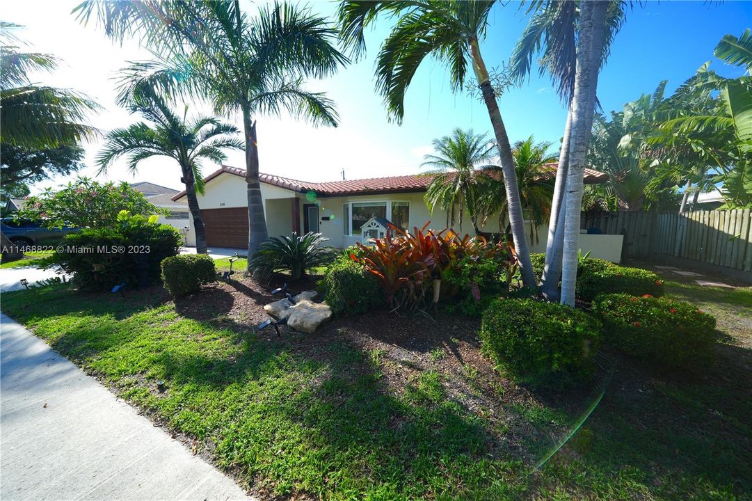 Recently Rented: $6,999 (3 beds, 3 baths, 2294 Square Feet)