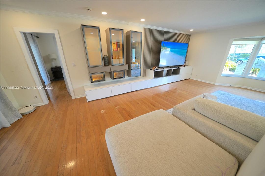 Recently Rented: $6,999 (3 beds, 3 baths, 2294 Square Feet)