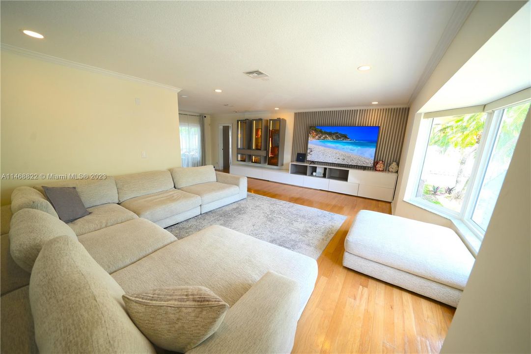 Recently Rented: $6,999 (3 beds, 3 baths, 2294 Square Feet)