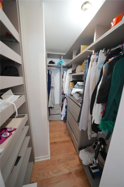 Recently Rented: $6,999 (3 beds, 3 baths, 2294 Square Feet)