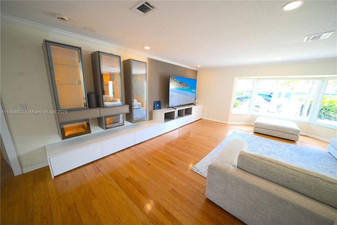 Recently Rented: $6,999 (3 beds, 3 baths, 2294 Square Feet)