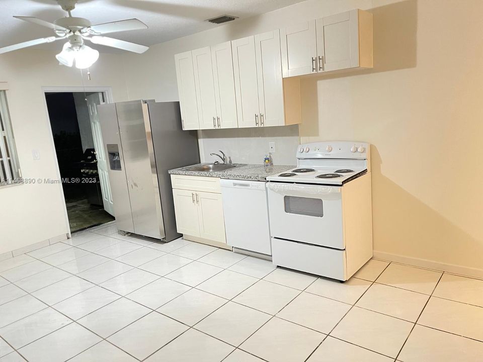 Recently Rented: $2,350 (3 beds, 1 baths, 1050 Square Feet)