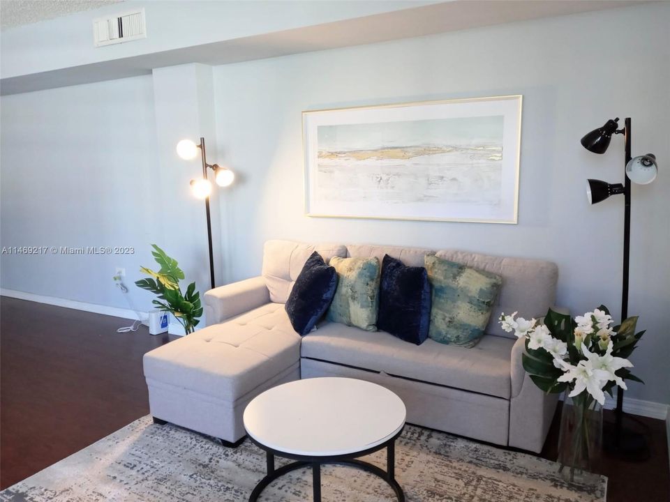 Недавно продано: $399,000 (2 спален, 1 ванн, 990 Квадратных фут)