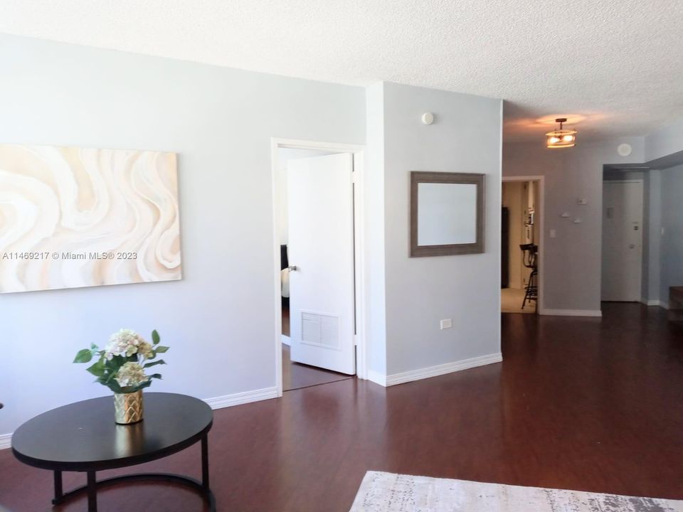 Недавно продано: $399,000 (2 спален, 1 ванн, 990 Квадратных фут)