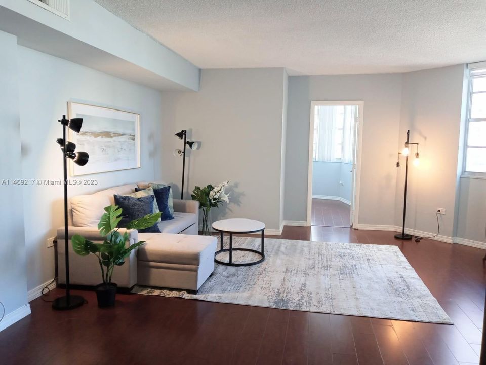 Недавно продано: $399,000 (2 спален, 1 ванн, 990 Квадратных фут)