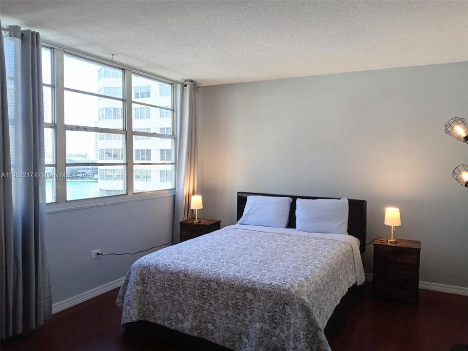 Недавно продано: $399,000 (2 спален, 1 ванн, 990 Квадратных фут)