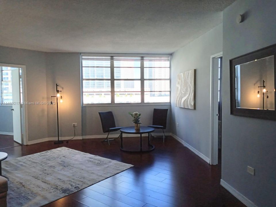 Недавно продано: $399,000 (2 спален, 1 ванн, 990 Квадратных фут)