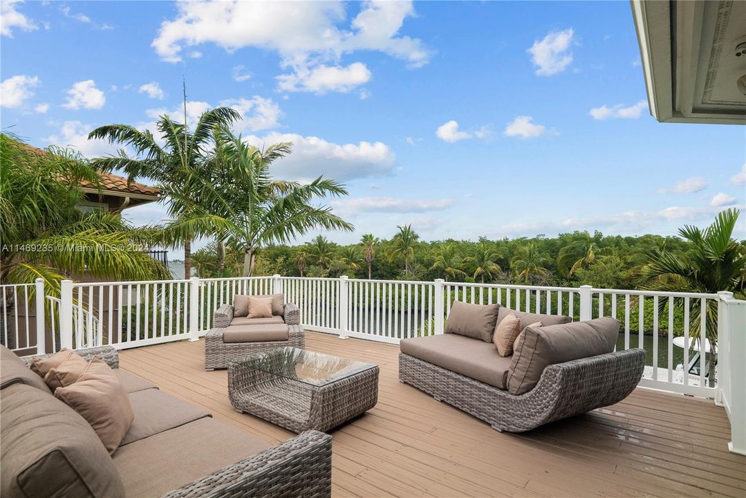 Recently Sold: $1,925,000 (3 beds, 2 baths, 2981 Square Feet)