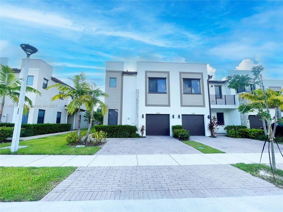 Recently Rented: $3,975 (4 beds, 3 baths, 2086 Square Feet)