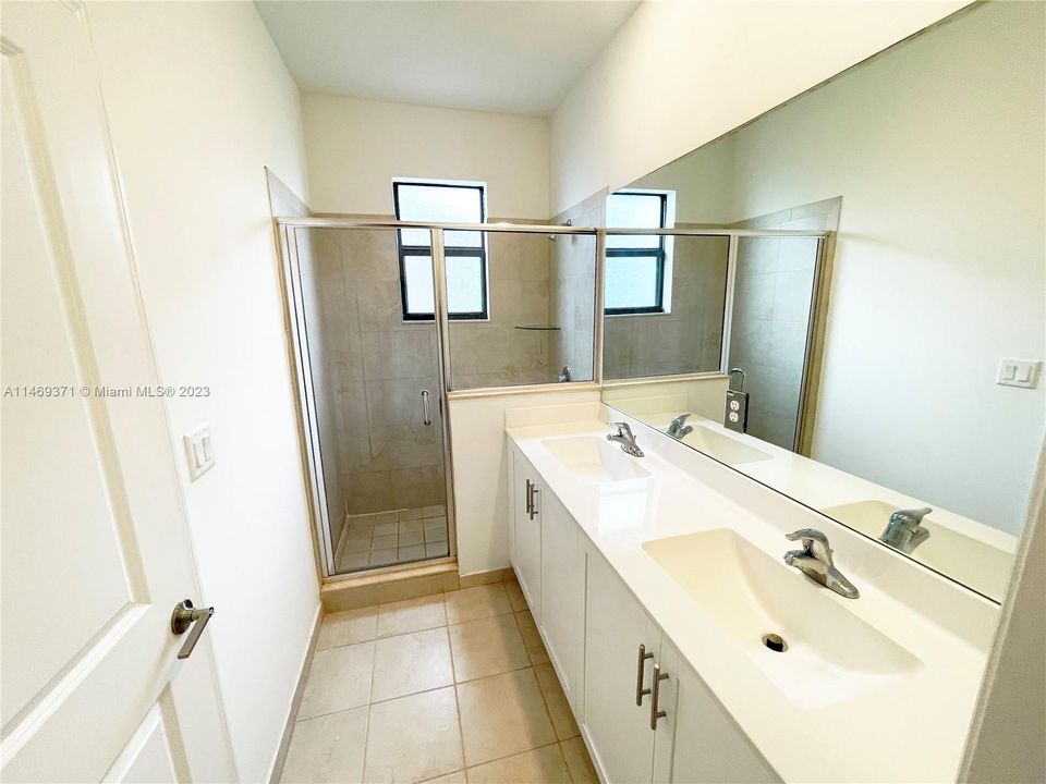 Recently Rented: $3,975 (4 beds, 3 baths, 2086 Square Feet)