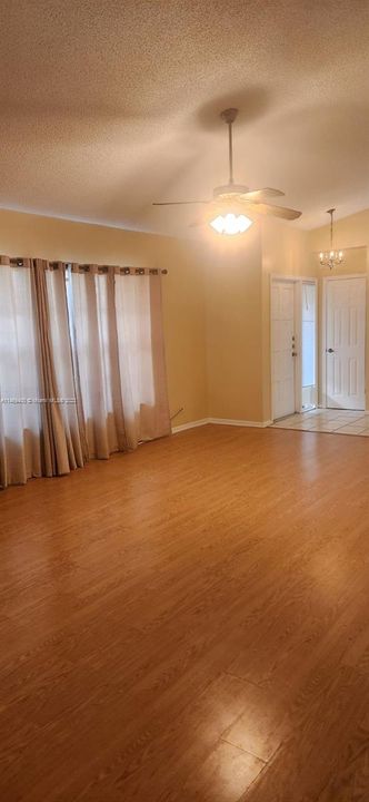 Living Room w. Vaulted Ceiling