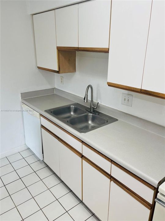 Recently Rented: $1,475 (1 beds, 1 baths, 633 Square Feet)