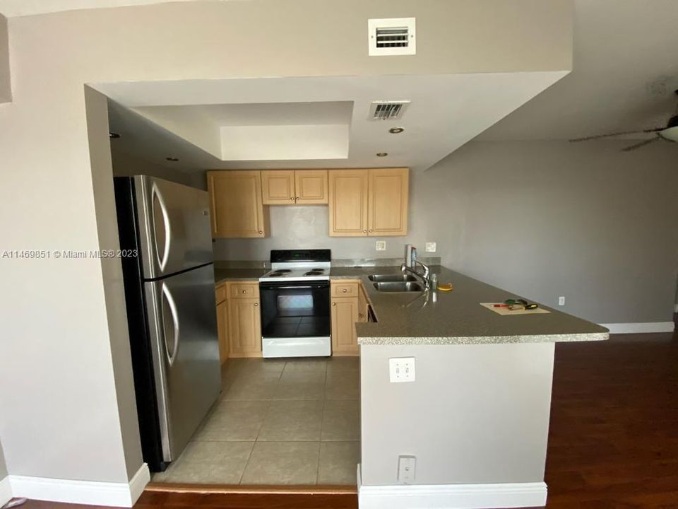 Active With Contract: $323,000 (2 beds, 2 baths, 1200 Square Feet)