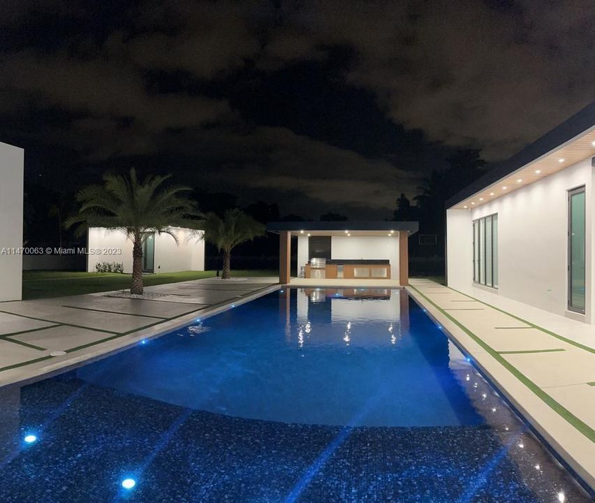 Vendido Recientemente: $5,200,900 (7 camas, 6 baños, 6822 Pies cuadrados)