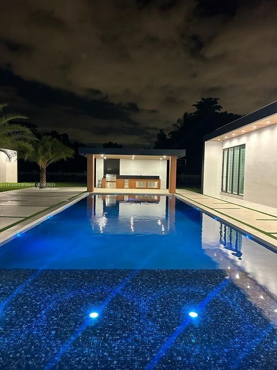 Vendido Recientemente: $5,200,900 (7 camas, 6 baños, 6822 Pies cuadrados)