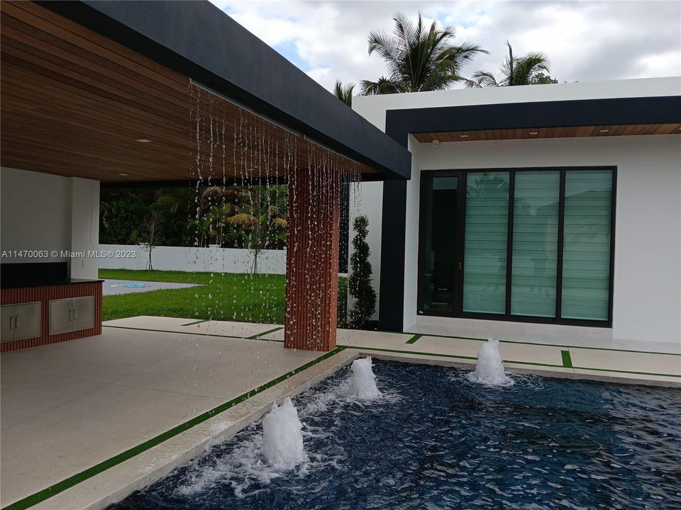 Vendido Recientemente: $5,200,900 (7 camas, 6 baños, 6822 Pies cuadrados)