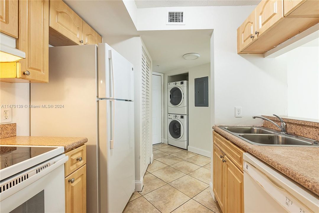 For Sale: $344,000 (3 beds, 2 baths, 1032 Square Feet)