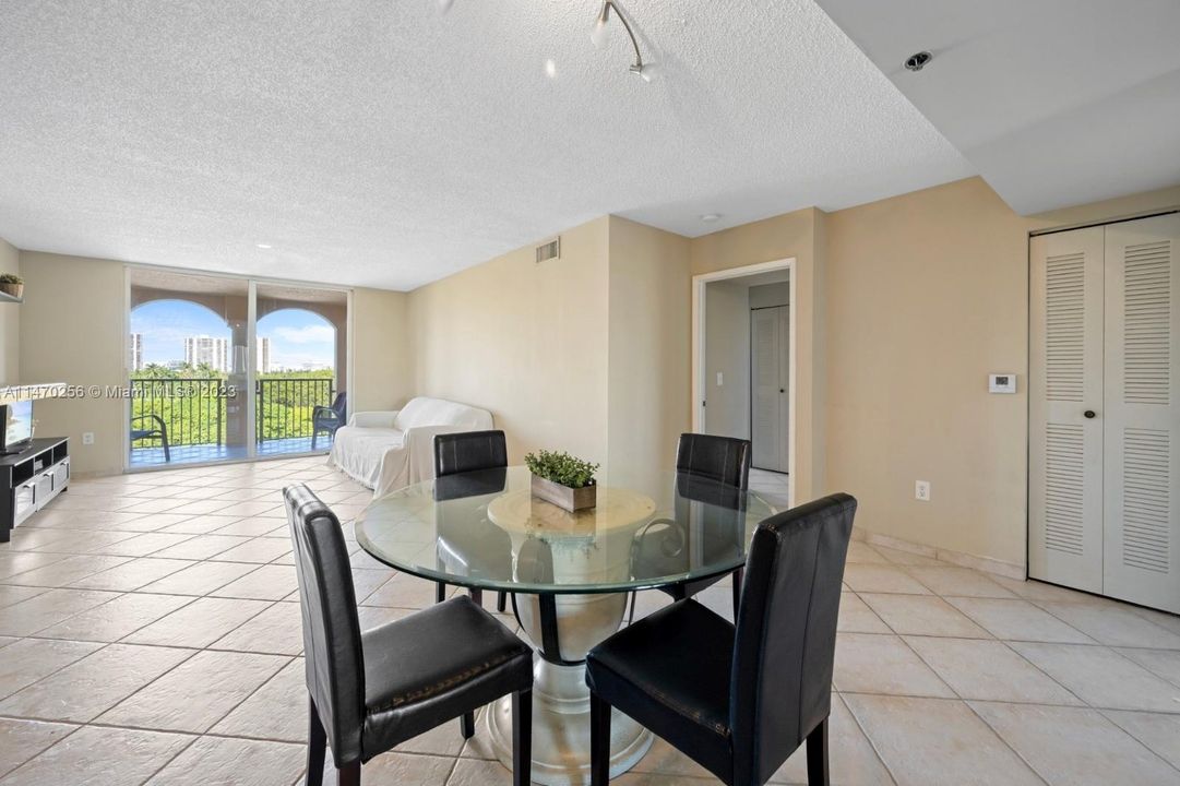 Recently Rented: $2,725 (2 beds, 2 baths, 1180 Square Feet)