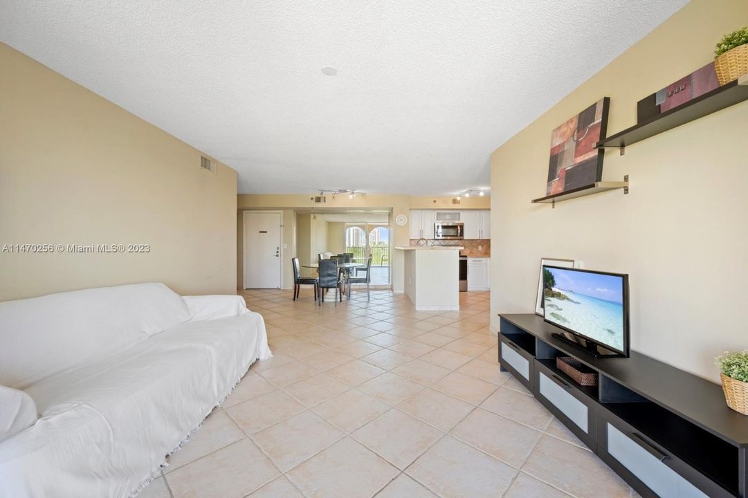 Recently Rented: $2,725 (2 beds, 2 baths, 1180 Square Feet)