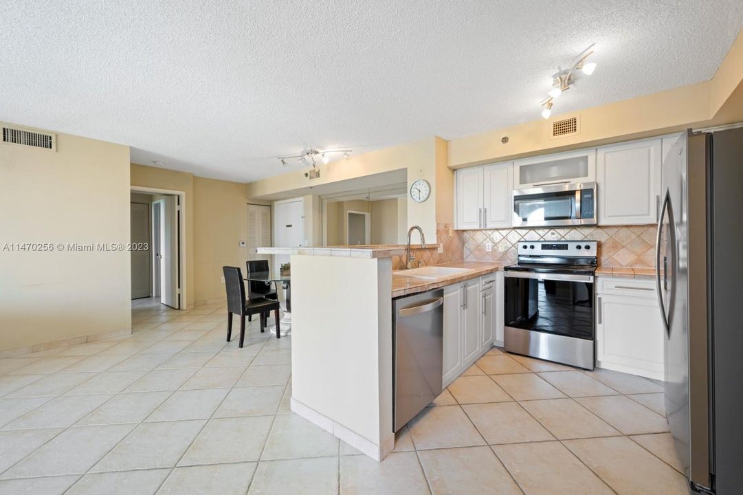 Recently Rented: $2,725 (2 beds, 2 baths, 1180 Square Feet)