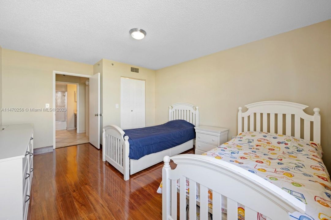 Recently Rented: $2,725 (2 beds, 2 baths, 1180 Square Feet)