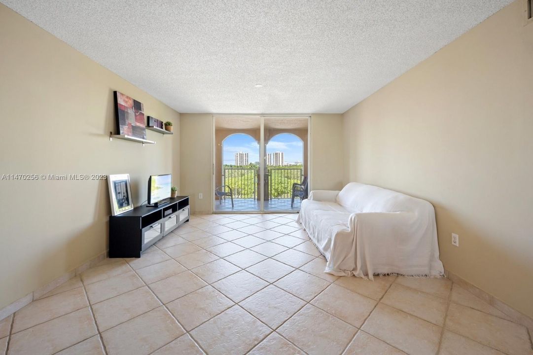 Recently Rented: $2,725 (2 beds, 2 baths, 1180 Square Feet)