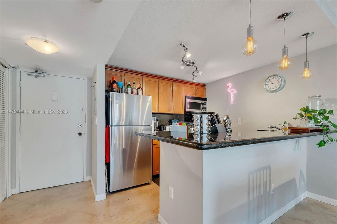 For Sale: $465,000 (1 beds, 1 baths, 656 Square Feet)
