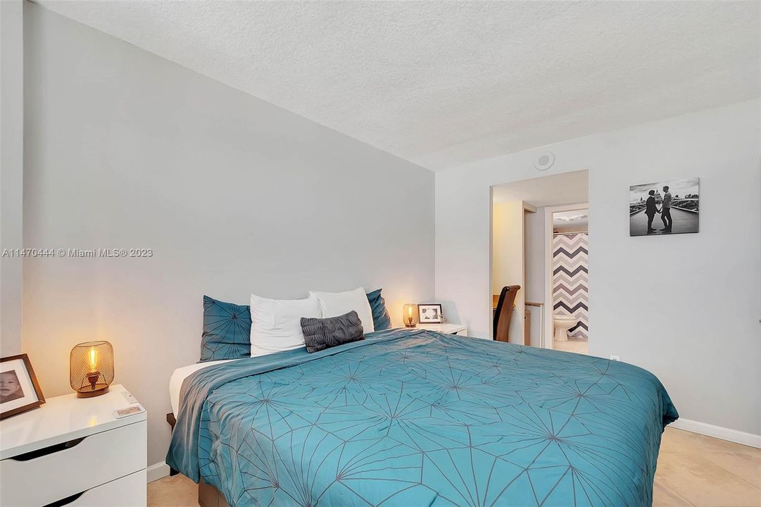 For Sale: $465,000 (1 beds, 1 baths, 656 Square Feet)