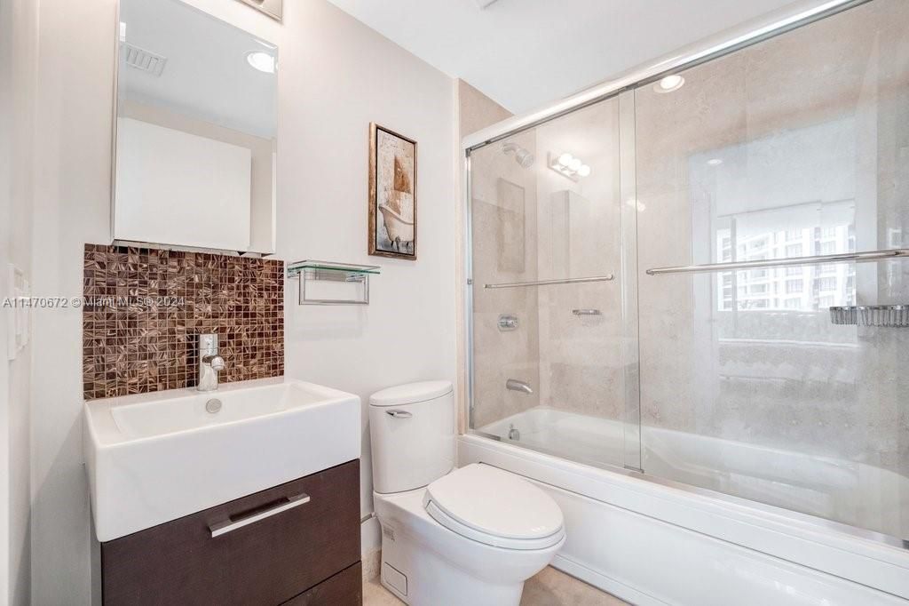 For Sale: $1,465,000 (2 beds, 2 baths, 1094 Square Feet)