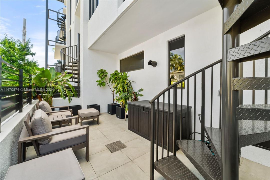 For Sale: $760,000 (1 beds, 1 baths, 751 Square Feet)