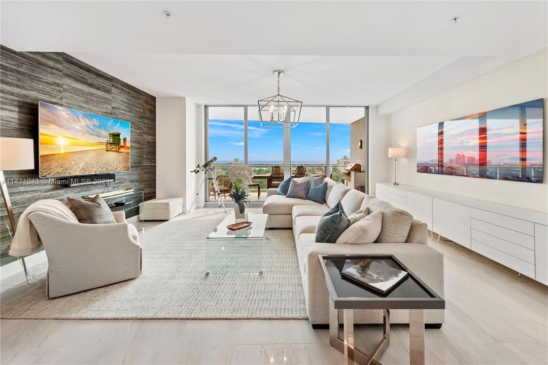 Recently Sold: $2,500,000 (3 beds, 3 baths, 2407 Square Feet)