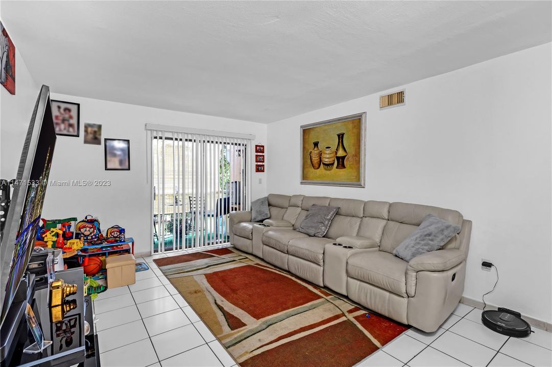 Recently Sold: $280,000 (2 beds, 1 baths, 954 Square Feet)