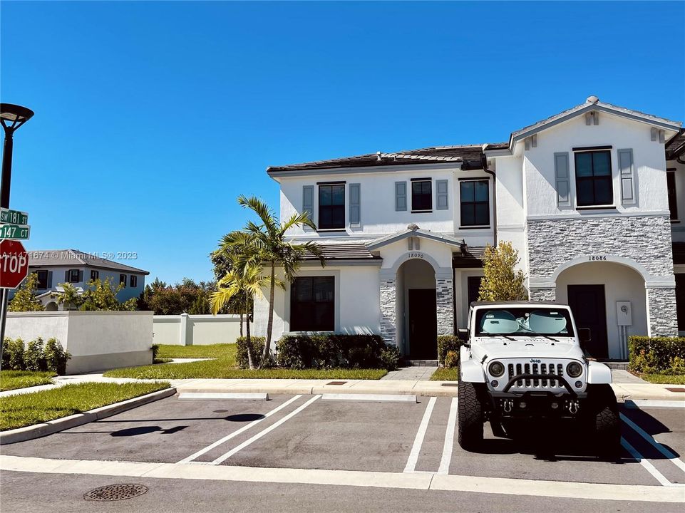 Recently Rented: $2,900 (3 beds, 3 baths, 1256 Square Feet)