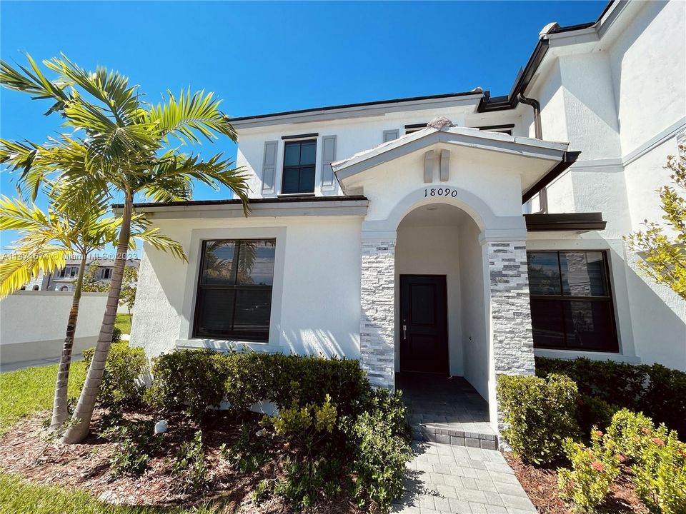 Recently Rented: $2,900 (3 beds, 3 baths, 1256 Square Feet)