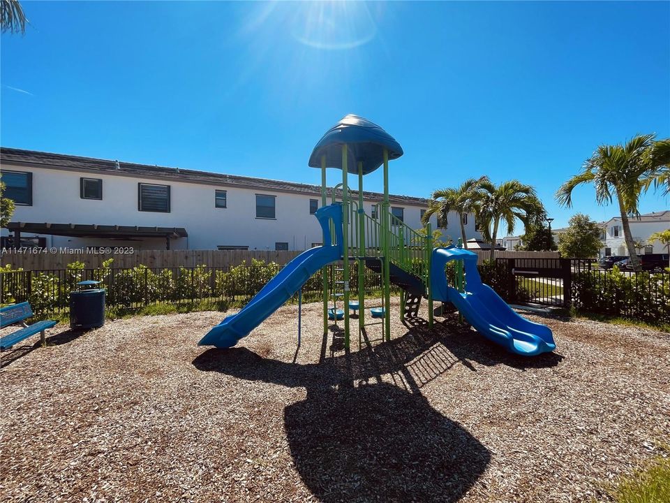 Recently Rented: $2,900 (3 beds, 3 baths, 1256 Square Feet)