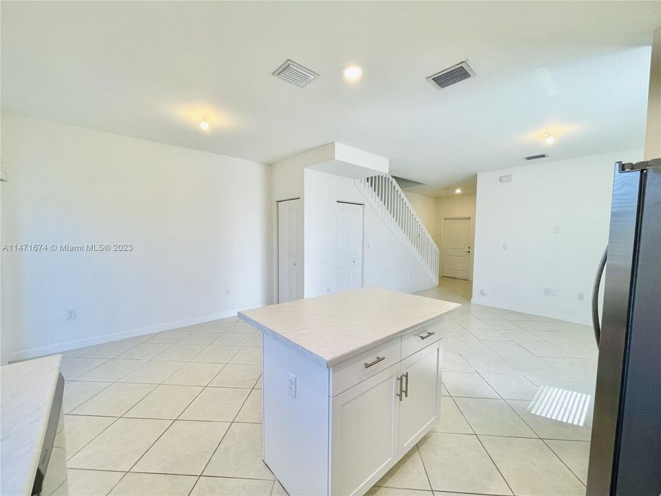 Recently Rented: $2,900 (3 beds, 3 baths, 1256 Square Feet)