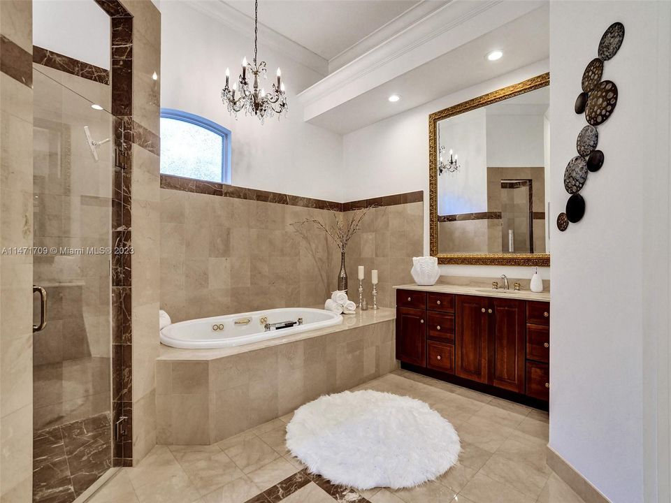 最近售出: $2,800,000 (4 贝兹, 4 浴室, 4495 平方英尺)