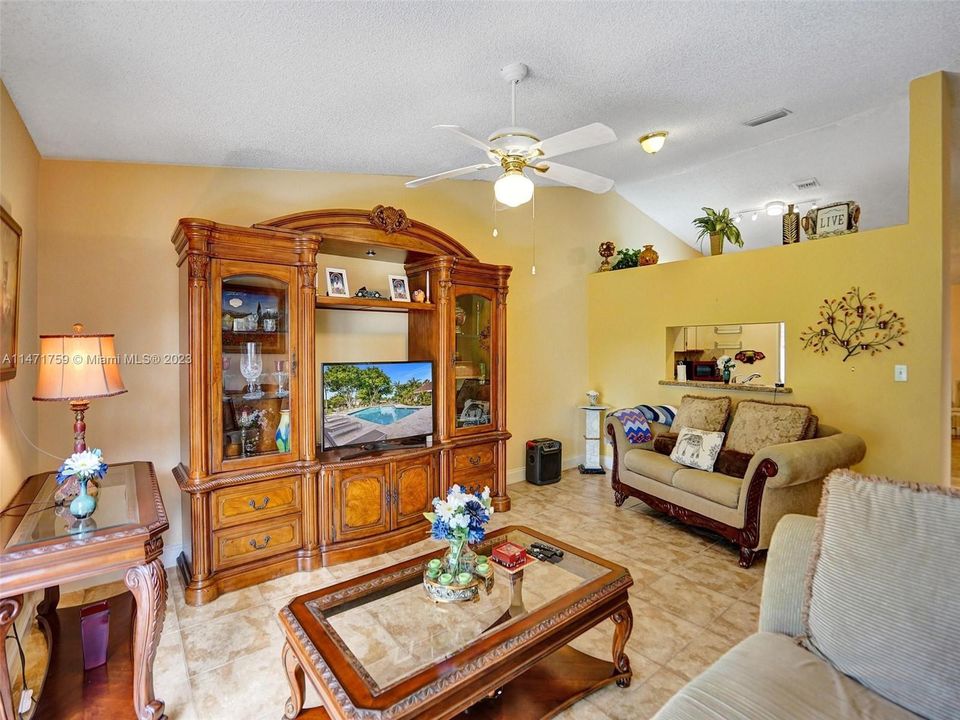 Vendido Recientemente: $389,000 (3 camas, 2 baños, 1486 Pies cuadrados)