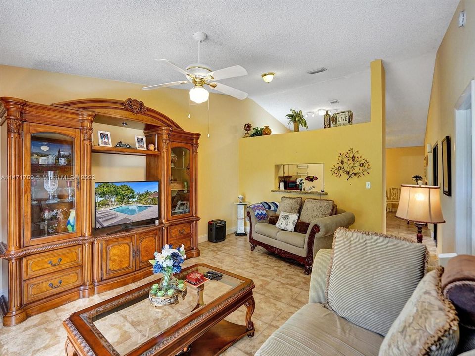 Vendido Recientemente: $389,000 (3 camas, 2 baños, 1486 Pies cuadrados)