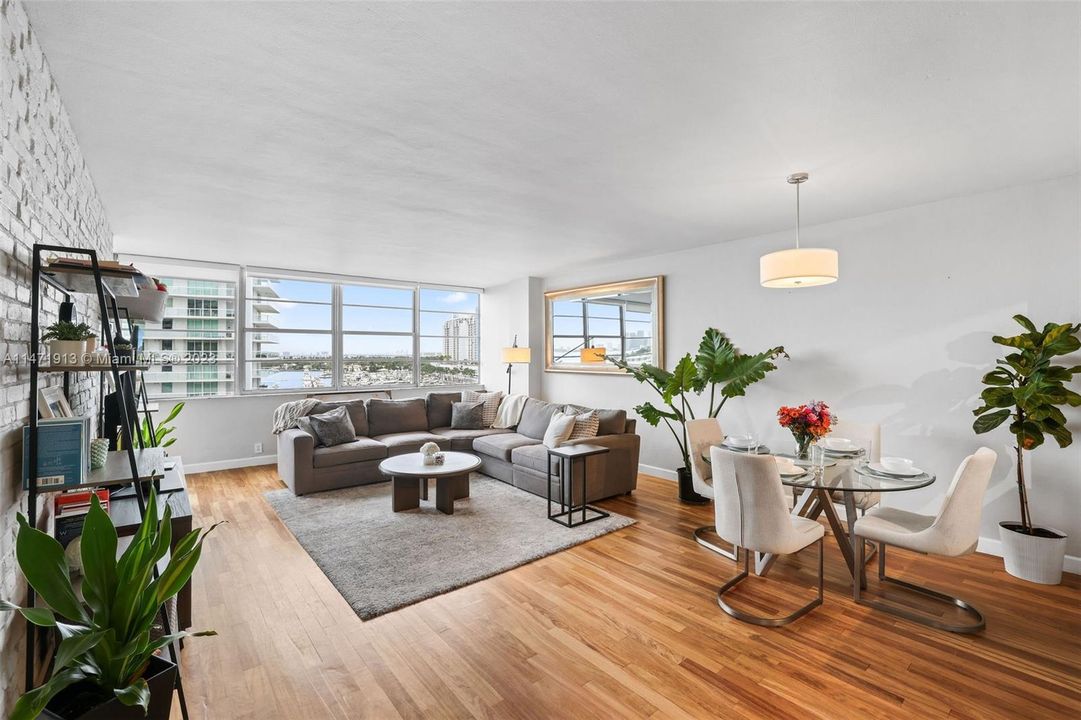 Недавно продано: $629,000 (1 спален, 1 ванн, 856 Квадратных фут)