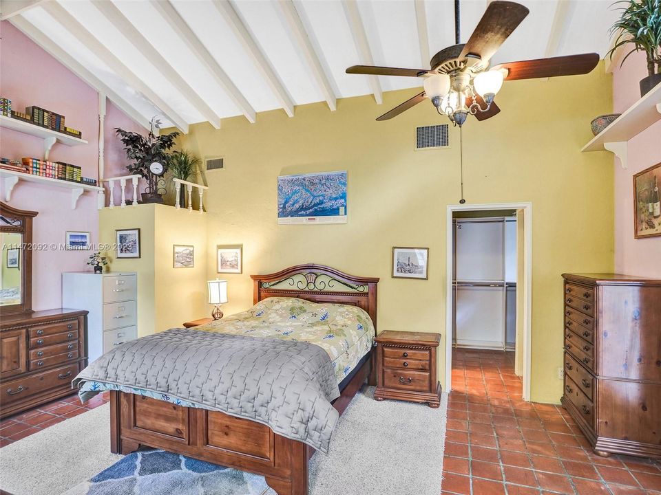 Recently Sold: $1,575,000 (1 beds, 2 baths, 1088 Square Feet)