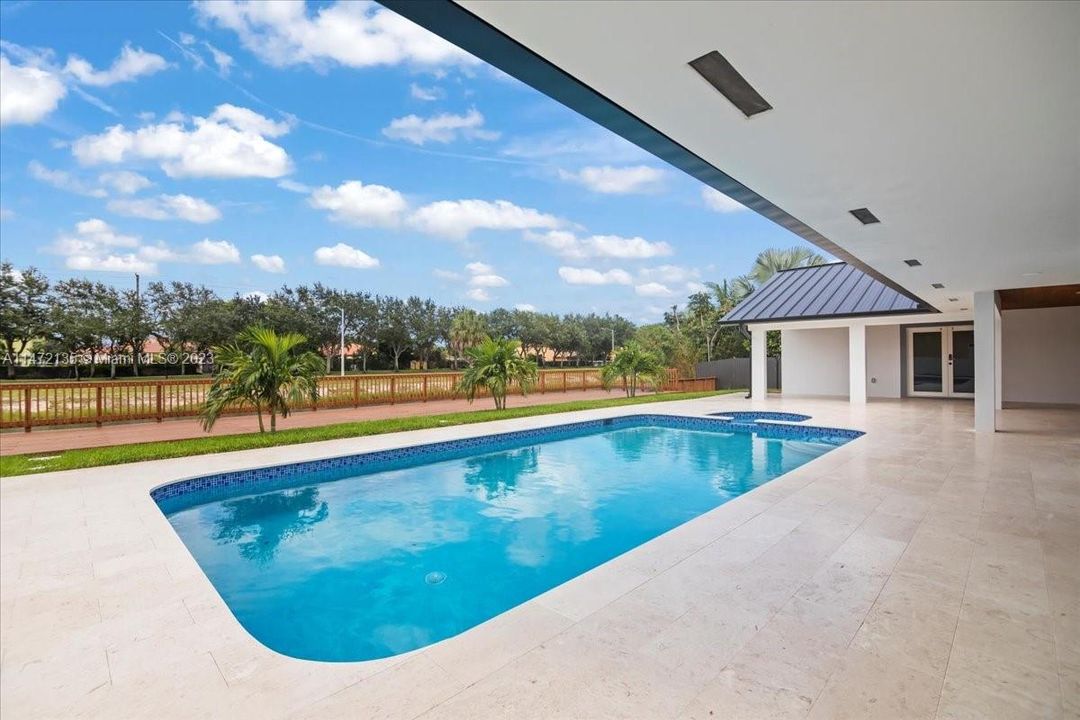 Vendido Recientemente: $1,450,000 (5 camas, 4 baños, 3411 Pies cuadrados)