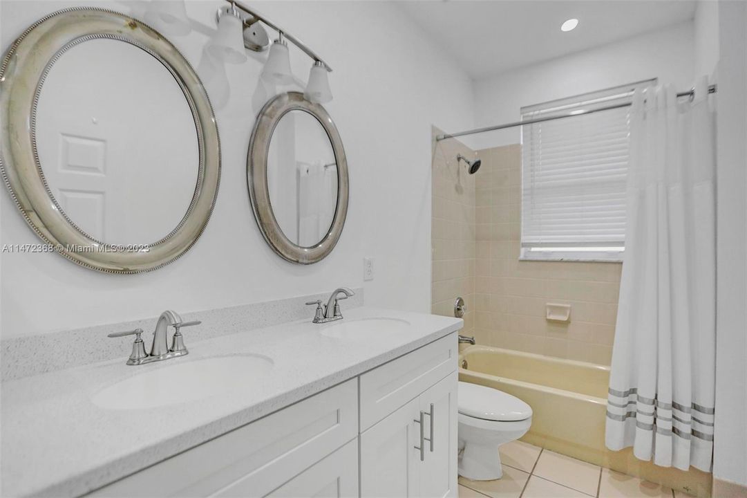 Недавно арендовано: $5,500 (6 спален, 4 ванн, 2704 Квадратных фут)